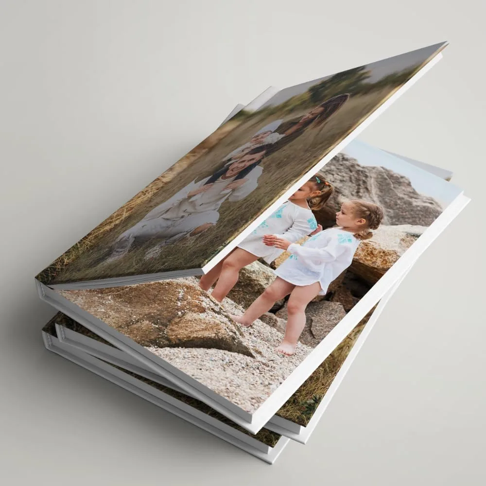 Fotolibro aperto con foto di famiglia stampate a piena pagina